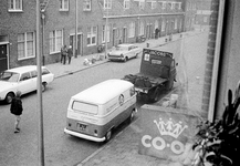 831266 Gezicht vanuit de woonkamer van het huis Ondiep 67bis te Utrecht op straat met rechts de vrachtauto van ...